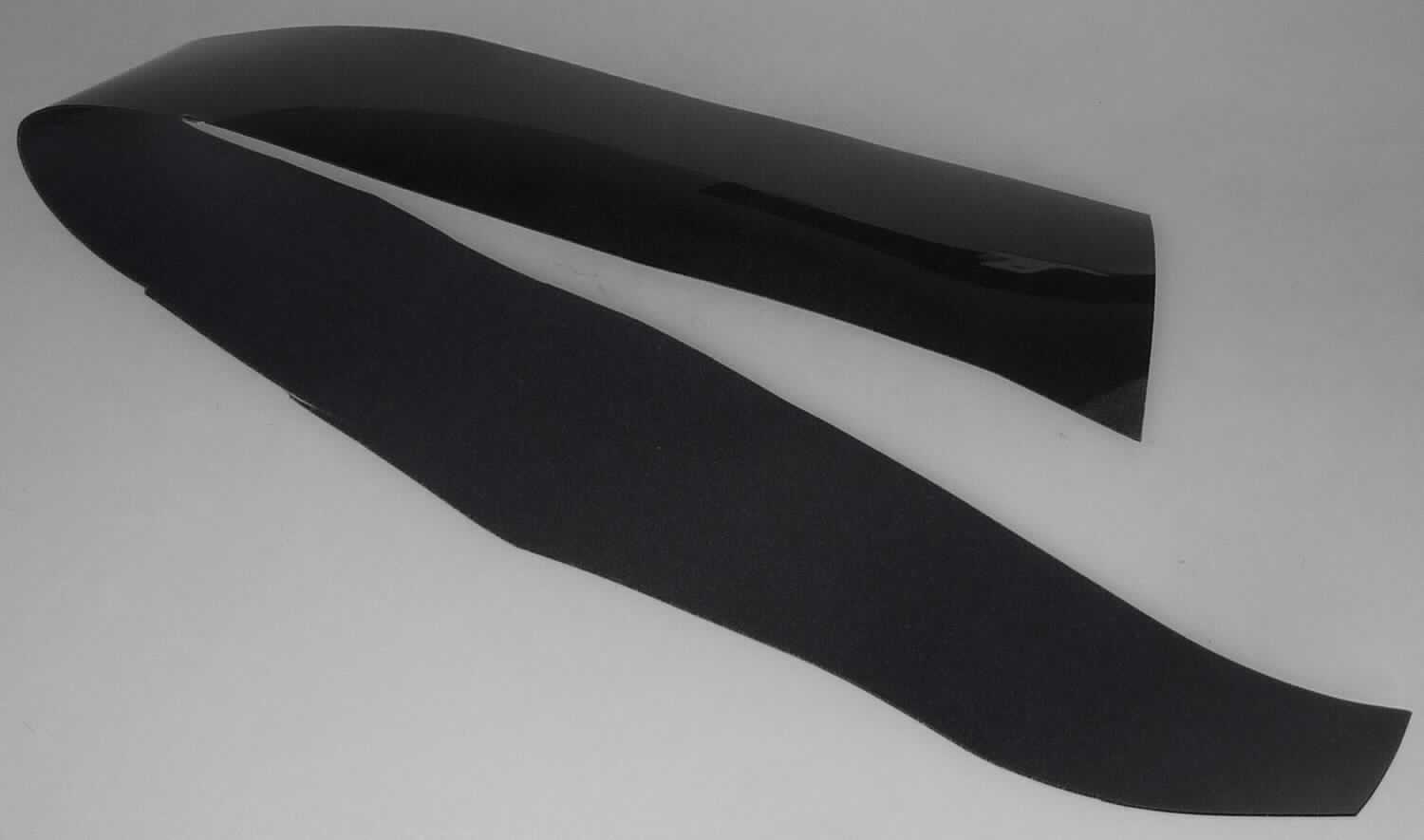 Angaben des Antragstellers: 
geruchlose, gut deckende Viskose-Flockfolie mit Schmelzkleber zur Verarbeitung auf allen marktüblichen Schneideplottern (Farbe: schwarz; 25 lfm x 50 cm)

Feststellungen an einem Warenmuster: 
Es wurde ein Streifen eines schwarzen, samtähnlichen Materials vorgelegt, welches auf einer Seite mit einer grau-blauen Folie und auf der anderen Seite mit einer farblosen, transparenten Schutzfolie versehen ist (Dicke ohne Schutzfolie: ca. 0,55 mm).

Befund:
Es handelt sich um eine mit Scherstaub verbundene Folie aus Kunststoff im Sinne der Unterposition (KN) 3921 9010.