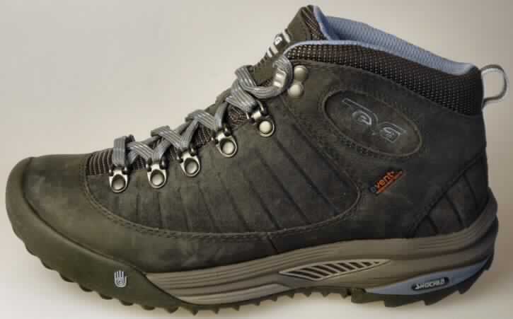 Freizeitstiefel (lt. Antrag: "9026 Forge Pro Mid eVent LTR Women", Foto siehe Anlage)
- mit Laufsohlen aus (lt. Antrag) Kautschuk; ohne Hauptsohle aus Holz,
- mit Oberteil (geschlossenes Blatt) aus Leder (den größten Teil der Außenfläche bildend)
  und Spinnstoff,
- mit Schnürsenkelverschluss,
- ohne Schutz in der Vorderkappe,
- den Knöchel, jedoch nicht die Wade bedeckend,
- mit einer Länge der Innensohle von mehr als 24 cm,
- nicht als Männer- oder Frauenschuhe erkennbar,
- nach der Gesamtkonzeption (u. a. starre und verwindungssteife Sohle) nicht für 
  Sportzwecke,
- (lt. Antrag) kein Versand aus Macau

"Schuhe mit Laufsohlen aus Kautschuk und Oberteil aus Leder, andere als in den 
Unterpositionen 6403 1200 00 bis 6403 9113 95 genannt"
