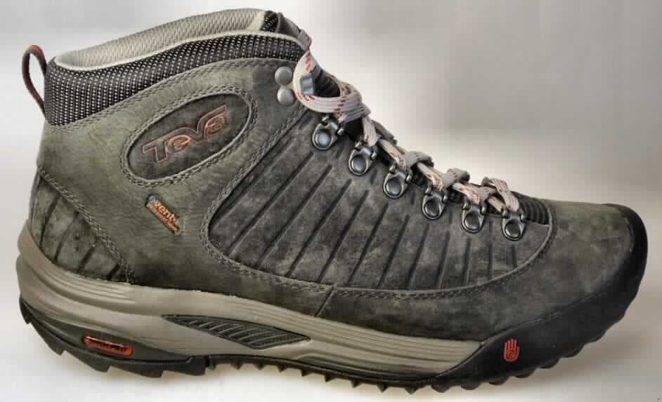 Freizeitstiefel (lt. Antrag: "9027 Forge Pro Mid eVent LTR Men", Foto siehe Anlage)
- mit Laufsohlen aus (lt. Antrag) Kautschuk; ohne Hauptsohle aus Holz,
- mit Oberteil (geschlossenes Blatt) aus Leder (den größten Teil der Außenfläche bildend)
  und Spinnstoff,
- mit Schnürsenkelverschluss,
- ohne Schutz in der Vorderkappe,
- den Knöchel, jedoch nicht die Wade bedeckend,
- mit einer Länge der Innensohle von mehr als 24 cm,
- nicht als Männer- oder Frauenschuhe erkennbar,
- nach der Gesamtkonzeption (u. a. starre und verwindungssteife Sohle) nicht für 
  Sportzwecke,
- (lt. Antrag) kein Versand aus Macau

"Schuhe mit Laufsohlen aus Kautschuk und Oberteil aus Leder, andere als in den 
Unterpositionen 6403 1200 00 bis 6403 9113 95 genannt"
