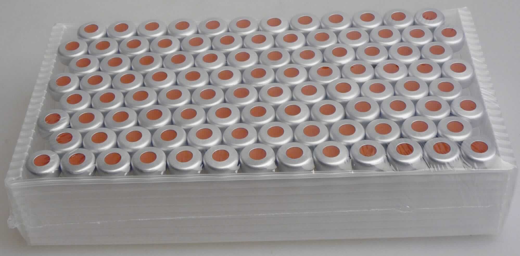 Glasware für Laboratorien (Rollrandflasche mit Bördelkappe), REF 702882, Foto siehe Anlage,
- in Form eines zylinderförmigen Fläschchens,
- mit einem Durchmesser von 11,6 mm und einer Höhe von 32 mm,
- lt. Antrag aus Glas (mit einem Gehalt von weniger als 99 GHT Siliciumdioxid) mit einem linearen
  Ausdehnungskoeffizienten von weniger als 5 x 10-6 je Kelvin in einem Temperaturbereich von 0 °C bis 300 °C,
- mit einem Verschluss aus Aluminium mit einer runden Aussparung in der Mitte, in die eine Dichtscheibe
  aus Kautschuk eingesetzt ist (sog. Bördelkappe),
- nach dem Umfang und der Bedeutung in Bezug auf die Verwendung (das Fläschchen dient zur Aufnahme
  von zu untersuchenden Lösungen) verleiht das Fläschchen aus Glas der zusammengesetzten Ware den
  wesentlichen Charakter, 
- zur Verwendung in der Chromatografie.

"Glasware für Laboratorien, aus anderem als in der Unterposition 7017 1000 genanntem Glas, 
 mit einem linearen Ausdehnungskoeffizienten von 5 x 10-6 oder weniger je Kelvin in einem
 Temperaturbereich von 0 °C bis 300 °C"
