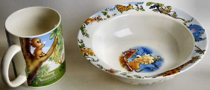 Geschirr zum Tischgebrauch, sog. Kindergeschirr (2-fach sort.), Abbildung siehe Anlage, 
- dreiteilig, bestehend aus Tasse, Schale und Teller (vorgelegt wurden Tasse und Schale), 
- glasierte, weiße, becherartige Tasse mit Henkel, 
- - auf der Außenseite mit Komikmotiven bunt bedruckt, 
- - mit einer Höhe von ca. 8,7 cm und einem Durchmesser von ca. 7,6 cm, 
- glasierte, weiße, runde Schale, 
- - am oberen Rand und im Bodenteil mit Komikmotiven bunt bedruckt, 
- - mit einer Höhe von ca. 5,1 cm und einem Durchmesser (oben) von ca. 18 cm, 
- keramische Erzeugnisse, nach der Formgebung gebrannt, tonmineralhaltiges Material 
  enthaltend, 
- aus Porzellan (lt. überprüften Antragsangaben).

"Geschirr zum Tischgebrauch, aus Porzellan"