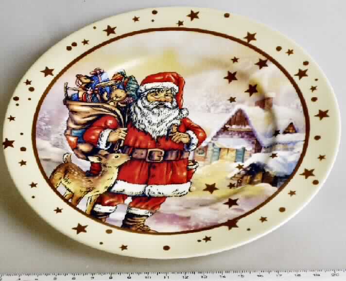 Geschirr zum Tischgebrauch, sog. weihnachtliches Gedeck, Abbildung siehe Anlage, 
- dreiteiliges Gedeck (Set) bestehend aus Tasse, Unterteller und Teller (vorgelegt wurde der 
  Teller), 
- glasierter Teller, der auf der Oberseite u. a. mit einem Weihnachtsmannmotiv bunt 
  bedruckt ist, 
- - mit einer Höhe von ca. 2,2 cm und einem Durchmesser von ca. 20,2 cm, 
- keramisches Erzeugnis, nach der Formgebung gebrannt, tonmineralhaltiges Material 
  enthaltend, 
- aus Porzellan (lt. überprüften Antragsangaben), 
- keine Weihnachtsfestartikel der Position 9505, da mit eigenem Gebrauchswert. 

"Geschirr zum Tischgebrauch, aus Porzellan"
