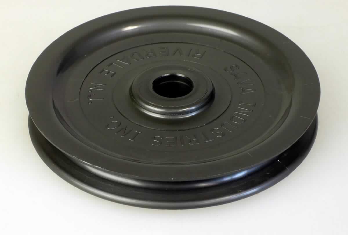 Bei Ware handelt es sich um eine sogenannte Umlenkrolle (Art.Nr.: LPB07612), eine Riemen-/Seilscheibe aus Kunststoff mit umlaufender, keilförmiger Seilrille darstellend.

Die ca. 11 mm dicke und im Außendurchmesser ca. 89 mm große Ware wird zur Richtungsumlenkung von Seilen im Bereich des Sonnenschutzes verwendet.

Das Erzeugnis ist als "Riemen- und Seilscheiben, aus Kunststoff, nicht für zivile Luftfahrzeuge" einzureihen.