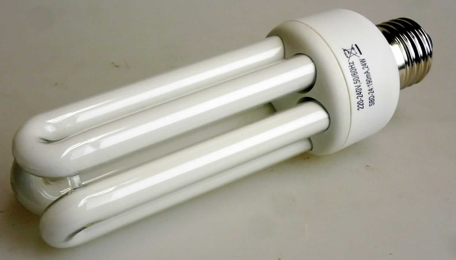 Kompaktleuchtstofflampe (Energiesparlampe), Art. 0531124555,
- aus drei Leuchtstoffröhren in U-Form, montiert an einen Lampensockel mit E27 Schraubgewinde
  und integriertem elektronischem Vorschaltgerät,
- für eine Spannung von 220 - 240 V bei einer Leistung von 24 Watt,
- zur Verwendung als universelles Leuchtmittel.
(Abbildung s. Anlage)

"Elektrische Entladungslampe, Glühkathoden-Leuchtstofflampe mit einem Lampensockel, nicht für die elektrische 
 Beleuchtung für bestimmte Luftfahrzeuge; Kompaktleuchtstofflampe"
