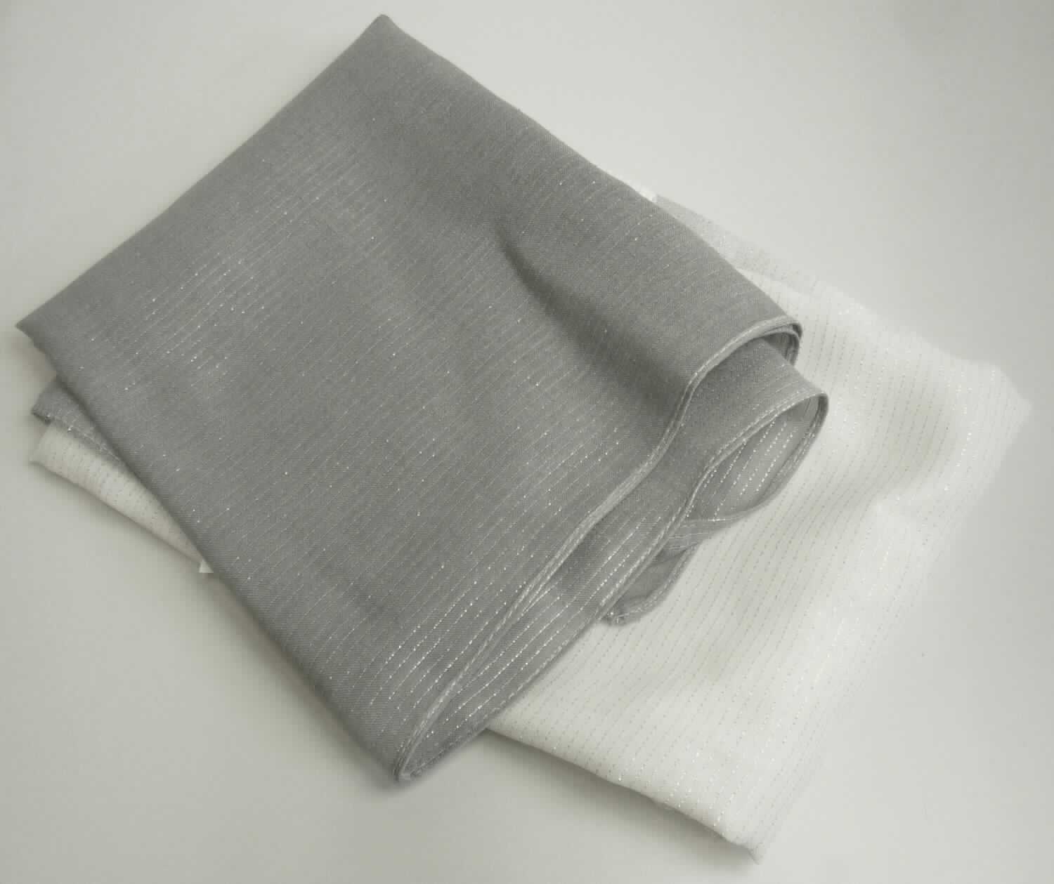Schal, sog. Damen Schal, Foto siehe Anlage,
- in einem Polybeutel verpackt,
- aus ca. 0,4 mm dicken, bedruckten Geweben aus laut Antrag 94 % Polyester (synthetische Chemiefasern)
  und 6 % metallisierten Garnen der Position 5605,
- rechteckig; in den Abmessungen von laut Antrag: ca. 70 cm x 180 cm,
- an allen Seiten durch Umschlagen und Festnähen gesäumt,
- ohne Hinweise auf Handarbeit.

"Schal, aus Geweben, aus synthetischen Chemiefasern, nicht handgearbeitet"