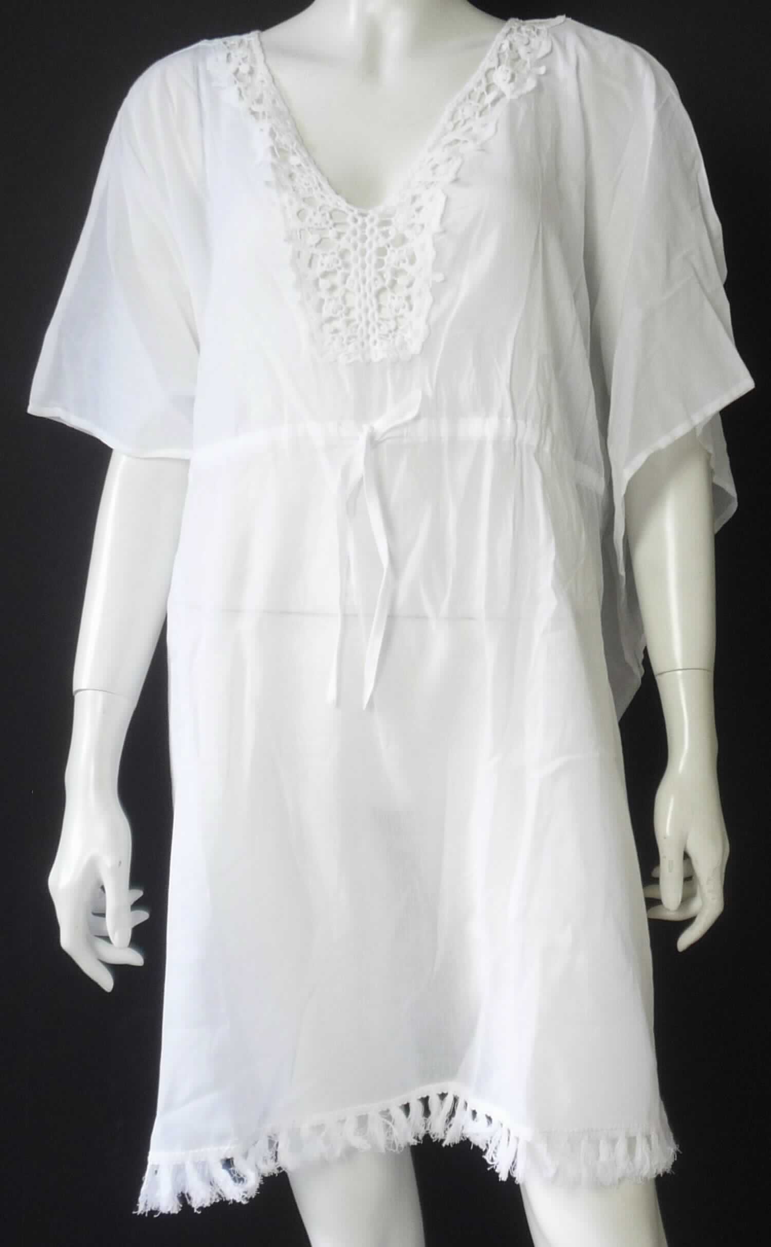 Kleid, sog. Damen Strandtunika, in Erwachsenengröße, Foto siehe Anlage,
- in einem Polybeutel verpackt,
- aus ca. 0,2 mm dicken, durchscheinenden, einfarbigen Geweben aus laut Antrag Baumwolle,
- über den Schritt reichend (Rückenlänge in getragenem Zustand: ca. 85 cm), 
- mit einem V-förmigen, laut Antrag mit Spitzen aus Baumwolle verzierten Halsausschnitt,
- ohne Öffnung und ohne Verschluss,
- mit halblangen Ärmeln (sog. überschnittene Schultern),
- unterhalb des Brustbereichs mit einem verengenden Tunnelzug ausgestattet,
- mit ca. 30 cm hoch reichenden, nach innen versetzten und durch die Weite des Kleidungsstücks verdeckten
  Seitenschlitzen,
- am unteren Rand mit ca. 3,5 cm langen Fransen versehen,
- kann aufgrund der Länge ohne ein weiteres, den Unterkörper bedeckendes Kleidungsstück getragen werden,
  somit keine Ware der Position 6206.

"Kleid, aus Geweben und Spitzen, für Frauen, aus Baumwolle, nicht nach dem Batik-Verfahren handbedruckt"