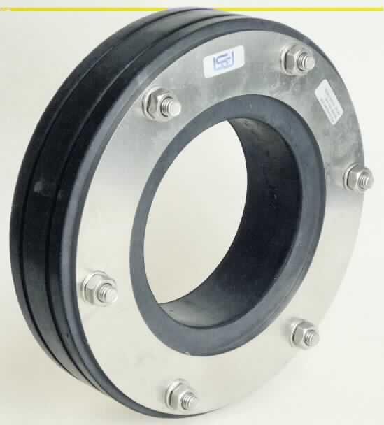 Ringraumdichtung (mechanische Dichtung)
- in Form eines kreisförmigen Gliederbandes aus elastischen Silikonkautschuk-Elementen
  (Kunststoff), beidseitigen eingefasst von Druckplatten aus verzinktem Stahl und mit einem
  Schrauben-System zur Verbindung der Elemente,
- mit einem Durchmesser von ca. 195 und einer Stärke (ohne Schrauben) von ca. 48 mm;
- bei einem Anziehen der Schrauben werden die Dichtelemente durch die Druckplatten
  komprimiert wodurch sie expandieren und eine Dichtwirkung erzielen;
- zur Verwendung z. B. als Rohrabdichtung in extremen Temperatur-
  bereichen.

Das Erzeugnis ist als "mechanische Dichtung - sog. Ringraumdichtung aus Silikonkautschuk" einzureihen.