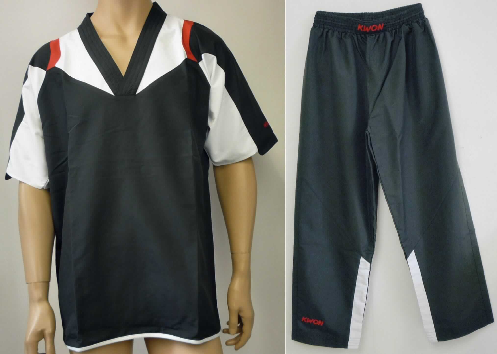 Zweiteilige Zusammenstellung bestehend aus einem Oberteil (andere Kleidung) und einer langen Hose, sog. Kickboxing Anzug Elite, Art. 20150 (schwarz/weiß/rot), Art. 20151 (schwarz/rot/gelb), Größe M, Foto siehe Anlage, 
- in einem Polybeutel gemeinsam für den Einzelverkauf aufgemacht,
- aus verschiedenen ca. 0,3 mm dicken, einfarbigen Geweben aus lt. Antrag 100 % Polyester (synthetische
  Chemiefasern),
- keine Kombination, weil die Kleidungsstücke aufgrund der verschiedenfarbigen Gewebe nicht aus ein und 
  demselben Flächenerzeugnis hergestellt sind,
- andere Kleidung (Oberteil): 
-- über den Schritt reichend (Rückenlänge: 76 cm), weit geschnitten,
-- mit halblangen Ärmeln (u. a. deshalb kein Trainingsanzug der Position 6211), 
-- mit einem tiefen, V-förmigen Halsausschnitt mit Überlappung der Randeinfassung von links über rechts   
   (Männerkleidung); ohne Öffnung oder Verschluss,
-- am unteren Rand gesäumt; mit ca. 7 cm hohen Schlitzen.

"Kleidung, andere als in den Positionen 6201 bis 6210 und in den Unterpositionen 6211 11 bis 6211 20
 genannte, aus Geweben, für Männer, aus Chemiefasern, andere als in den Unterpositionen  6211 3310
 bis 6211 3342 genannte"