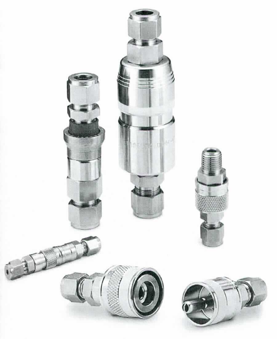 Rohrverschlussstücke aus Stahl

Bei der Ware handelt es sich nach den vorliegenden Unterlagen um sog. Schutzkappen bzw. Schutzstecker der Serien QC und QF für Schnellkupplungskörper. Die Erzeugnisse bestehen nach den Angaben aus nicht rostendem Stahl (AISI 316) und können in unterschiedlichen Abmessungen und Anschlussgrößen vorliegen. Die Kappen und Stecker werden zum Schutz vor Schmutz oder Schäden mit dem Kupplungskörper per Druckkontakt verbunden. 
Sie weisen kein Gewinde auf und verfügen nicht über Rückschlagsventile.  
Die Ware dient zum Verschließen von Rohr-/Schlauchleitungen (Fluidleitungen, Druckluft, etc. ) hier von Schnellkupplungskörpern der Serien QC und QF.

Die Erzeugnisse sind aufgrund ihrer Beschaffenheit als andere Rohrverschlussstücke aus nicht rostendem Stahl in die Codenummer 7307 2980 90 0 des Zolltarifs einzureihen.