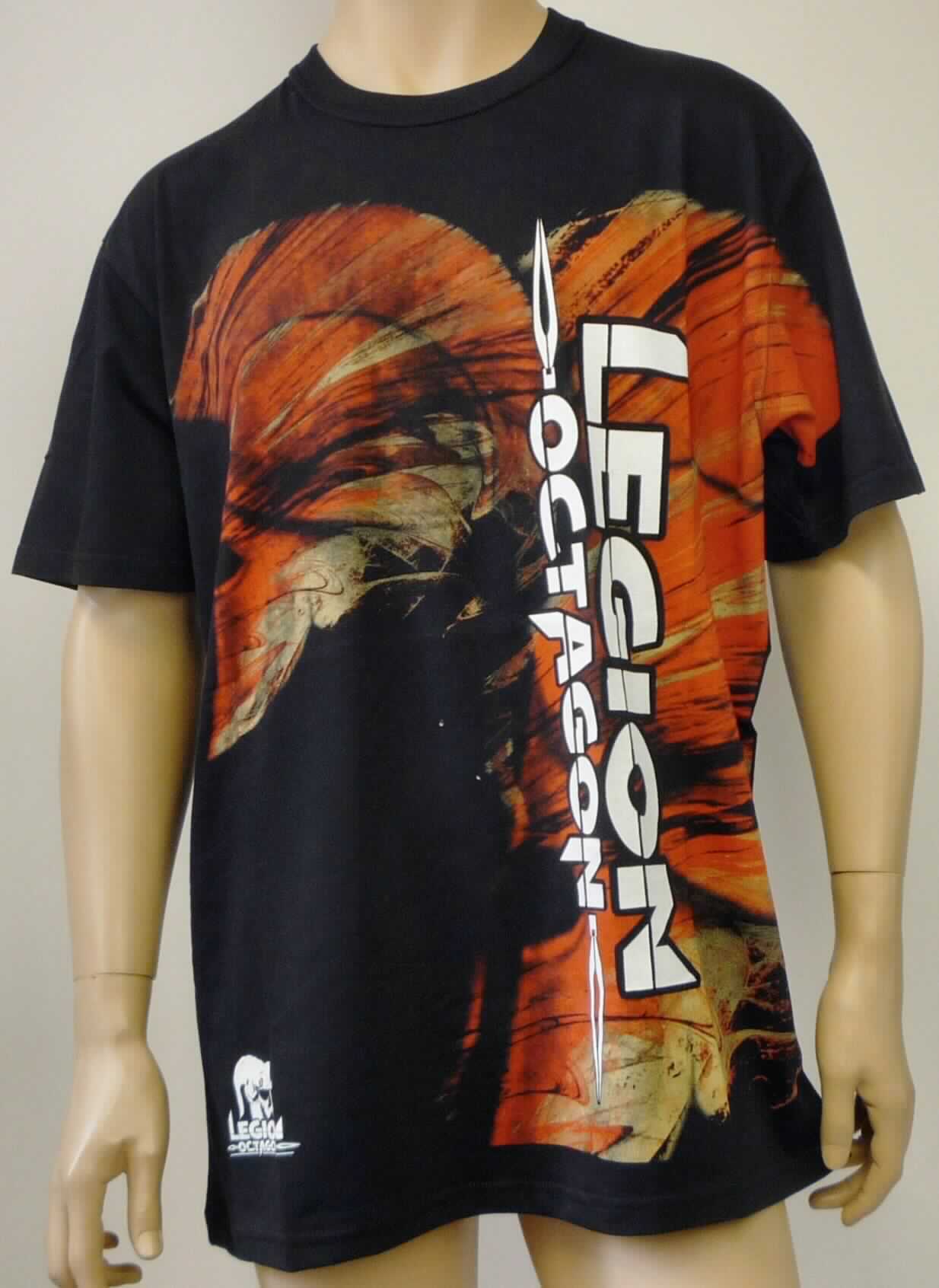 T-Shirt, sog. T-Shirt Red Head, Größe XL, Foto siehe Anlage,
- aus etwa 0,6 mm dicken (leichten), einfarbigen (schwarzen) Gewirken aus laut Antrag 100 % Baumwolle,
- über den Schritt reichend (Rückenlänge: ca. 81 cm),
- mit einem runden, halsnahen Halsausschnitt,
- ohne Öffnung und ohne Verschluss,
- mit kurzen, enganliegenden Ärmeln,
- vorn und hinten nahezu vollständig mit einem Aufdruck versehen,
- am unteren Rand gesäumt.

"T-Shirt, aus Gewirken, aus Baumwolle"