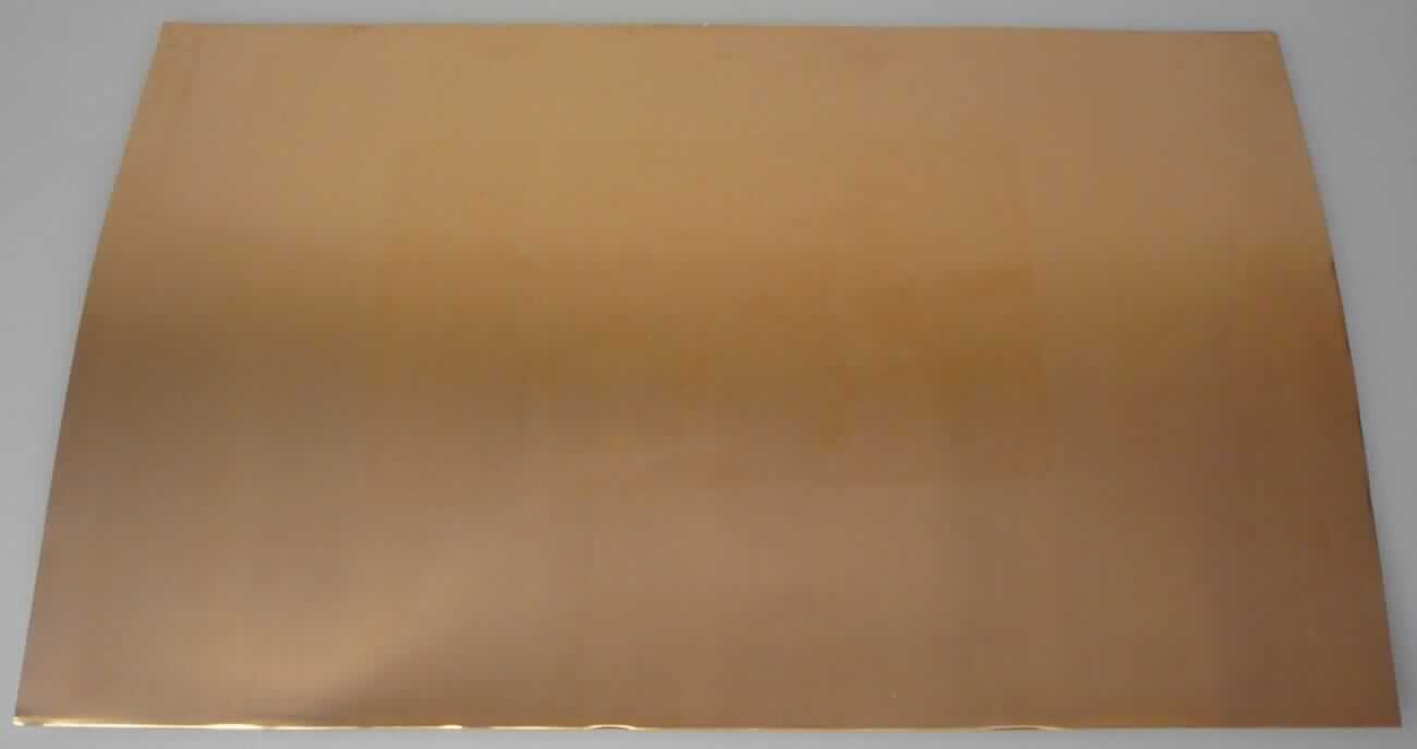Kupferfolie

Bei der Ware handelt es sich um Flacherzeugnisse mit rechteckigem Querschnitt und gleichbleibender Dicke, nach den Angaben aus einem Polyimidfilm, ggf. mit Epoxid, einseitig oder beidseitig mit einer Folie aus raffiniertem Kupfer versehen. Die Dicke beträgt 0,15 mm oder weniger. 

Die Ware ist aufgrund ihrer Beschaffenheit als Folie aus raffiniertem Kupfer auf Unterlage mit einer Dicke (ohne Unterlage) von 0,15 mm oder weniger, hier: Polyimidfolie, auch Epoxid und/oder Glasfasern enthaltend, auf einer oder beiden Seiten mit einer Kupferfolie versehen, in den TARIC-Code 7410 2100 30 einzureihen.