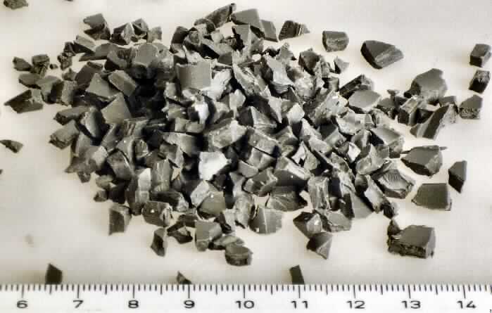 Angaben des Antragstellers:
Mahlgut aus Polyamid

Untersuchungsergebnisse an einem Warenmuster:
Kleine, graue, flache, unregelmäßige Bruchstücke (Dicke: ca. 3 mm).

Befund:
Es liegt Polyamid in Primärform im Sinne der Position 3908 vor.