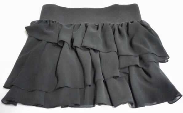 Rock für Frauen (Art.520532 Fici Beca), Größe S, siehe Foto,
- aus 0,4 mm dicken, einfarbigen Geweben aus lt. Antrag 100% Polyester (synthetische Chemiefasern),
- die Gewebe sind in drei bis zu 20 cm breiten, angesetzten, schräg überlappenden, gerüschten Volants 
  auf einem durchscheinenden Gewirke angeordnet,
- bis zum halben Oberschenkel reichend (Seitenlänge: 36 cm),
- in der Taille abschließend mit einem 9,5 cm breiten, elastischen Bund,
- ohne Öffnung und ohne Verschluss,
- an allen Rändern gesäumt,
- die Gewebe bestimmen im Hinblick auf Umfang und Erscheinungsbild den Charakter der Ware.

"Rock für Frauen, aus Gewebe, aus synthetischen Chemiefasern, nicht nach dem Batikverfahren handbedruckt"
