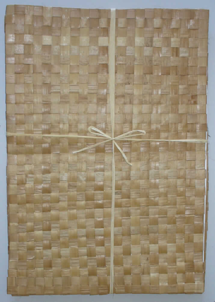 Nach den Angaben der Antragstellerin und der vorliegenden Warenprobe, sowie den ergänzenden Angaben handelt es sich um ein vierteiliges Tischset. Die ca. 45 x 31 cm großen Platzmatten bestehen aus sehr dünnen, biegsamen, ca. 1,5 cm breiten Streifen aus Bambus (Flechtstoff im Sinne der Anmerkung 1 zu Kapitel 46), die in Flächenform miteinander verwebt sind.
Die vier Platzsets sind zusammengebunden und mit einem Etikett mit dem Hinweis auf Handarbeit versehen.

Zolltarifrechtlich handelt es sich um in Flächenform verwebte pflanzliche Flechtstoffe (Matten), andere als Geflechte oder ähnliche Waren.