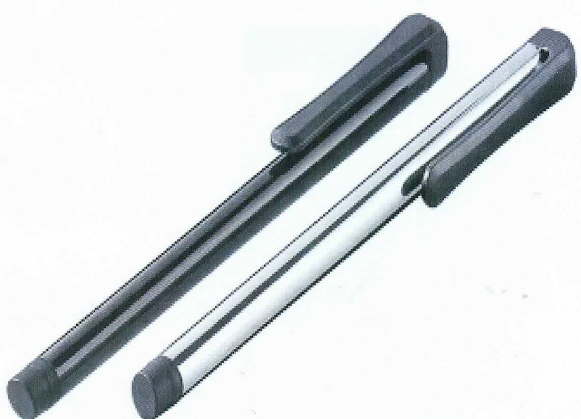 Bei der sog. Ware "Touchpen, Art. 42148" handelt es sich um einen ca. 10 cm langen Eingabestift aus verchromtem Eisen für berührungsempfindliche (hier kapazitive) Bildschirme (nicht Gegenstand vZTA). 
Das lackierte Erzeugnis besitzt einen Halteclip aus Kunststoff und ist am unteren Ende mit einer Halbkugel aus leitungsfähigem Gummi versehen, mit der sich Smartphones, Tablet-PC usw. bedienen lassen. 

Der Eingabestift ist in einer bedruckten Kunststofftüte im 2er Set (1 x schwarz und 1 x silbern) aufgemacht.

Die Ware wird als "anderer Stift, kein Kugelschreiber und kein Stift mit poröser Spitze" eingereiht.