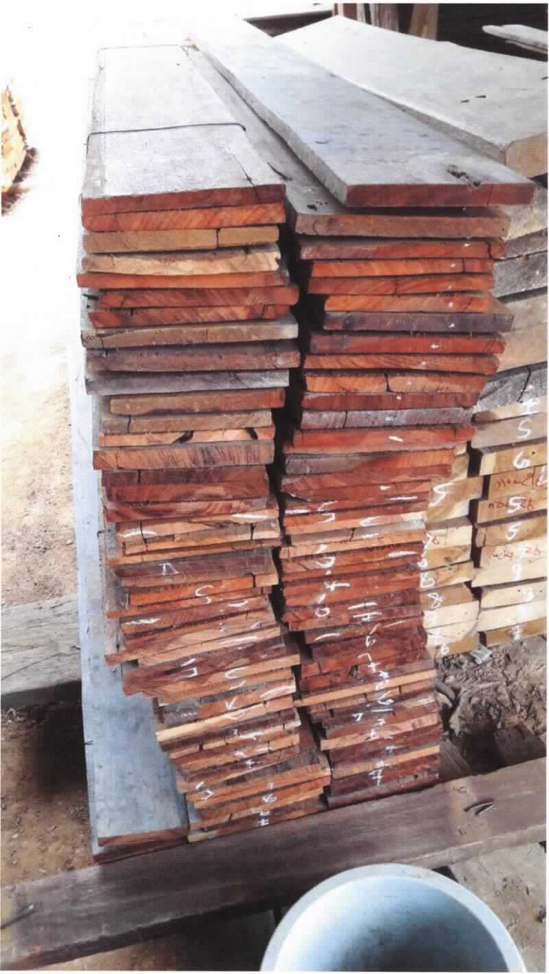 "Teakholz, gebraucht"
- Bretter aus Teakholz (lt. Antrag), in der Längsrichtung gesägt, mit einer Dicke von ca. 12-15 mm,
  mit einer Breite von ca. 15-20 cm und einer Länge von ca. 2,5-4 m,
- nicht gehobelt, geschliffen oder an den Enden verbunden,
- unbehandelt (keine Lacke, keine Imprägnierungen etc.), 
- gebraucht und gereinigt.
(Abbildung siehe Anlage)

"Holz, in der Längsrichtung gesägt, mit einer Dicke von mehr als 6 mm, aus tropischem Holz, 
 Teakholz, nicht an den Enden verbunden, nicht gehobelt, nicht geschliffen"