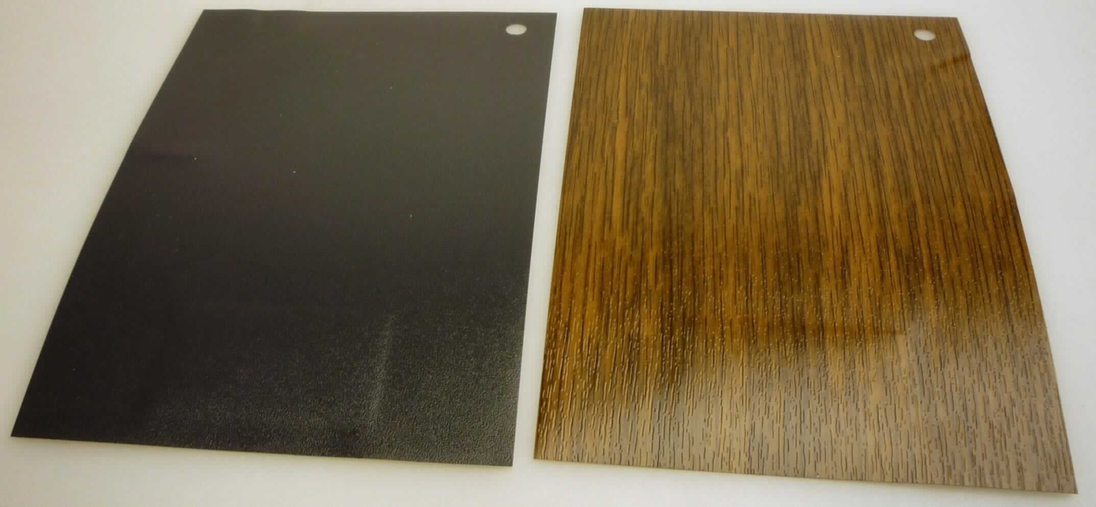 Angaben des Antragstellers:
skai(R) Folien für die Außenanwendung
Folien aus Polyvinylchlorid, mit einem Gehalt an Weichmachern von ca. 20 GHT, mit einer Dicke von 120 - 170 µm.
Halbharte PVC-Unterfolie mit einer Dicke von 120 - 170 µm, pigmentiert, Weichmacheranteil ca. 20 GHT (Primär- und Sekundärweichmacher), uni oder bedruckt, kaschiert mit einer schlagzähen, transparenten PMMA-Folie der Dicke 50 - 75 µm als UV-Schutz.

Untersuchungsergebnisse an Warenmustern:
a) rechteckiger Abschnitt einer flexiblen, schwarzen Kunststofffolie (Dicke: ca. 200 µm)
b) rechteckiger Abschnitt einer flexiblen, braunen, einseitig mit einer Holzstruktur versehenen Kunststofffolie (Dicke: ca. 200 µm). 

Befund:
Aufgrund der Dickenverhältnisse bestimmt die Folie aus Polyvinylchlorid den Charakter der Ware. Danach liegen Kunststofffolien aus Polymeren des Vinylchlorids im Sinne der Position 3920 vor.