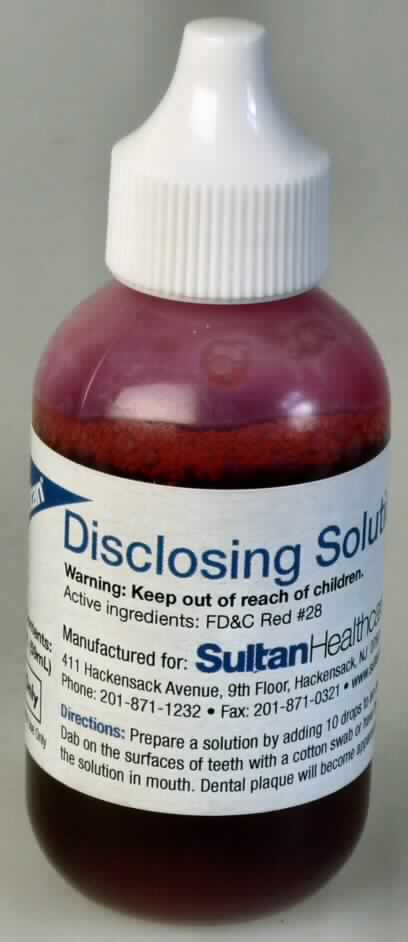 Angaben: Disclosing Solution (Erythrosine); Anfärbelösung für Zähne zum Sichtbarmachen der Plaque auf den Zähnen; wird als Spülung oder oberflächlich verwendet; bestehend aus Wasser, Farbstoff  (FD&C Red #28) und weiteren Bestandteilen.

Warenbeschaffenheit: 59ml-Kunststofffläschchen, gefüllt mit pinkfarbener, stark färbender Flüssigkeit
 
Befund: Färbemittel, in Formen oder Packungen für den Einzelverkauf