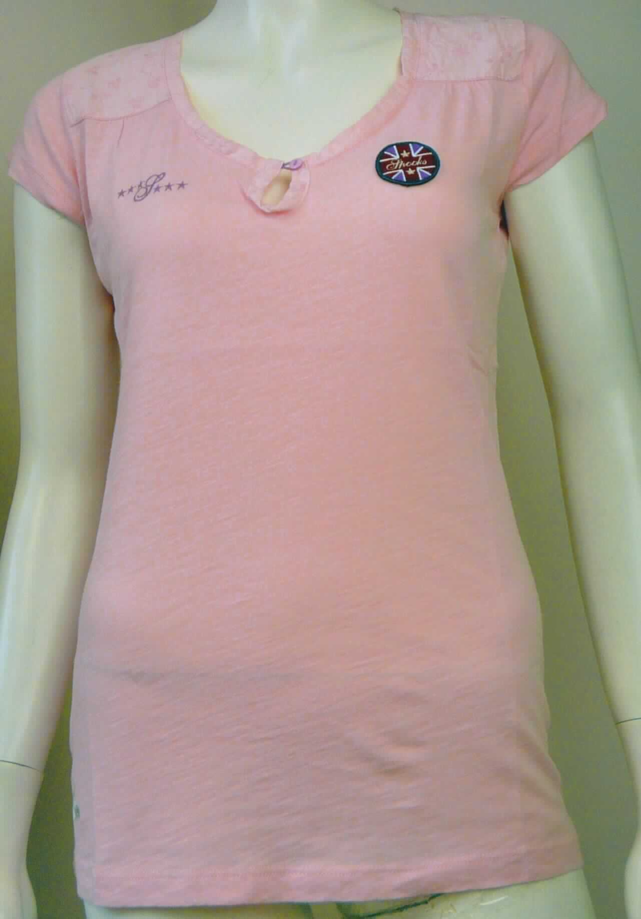 Bluse, sog. Sommershirt, Größe S, siehe Foto,
- mit Ausnahme der Schulterpartie aus etwa 0,5 mm dicken, leichten, einfarbigen Gewirken aus 
  laut Etikett 100% Baumwolle; mit durchschnittlich mehr als 10 Maschen je linearen Zentimeter 
  in einer Richtung,
- mit einer Schulterpartie aus Stickerei der Position 5810 mit einem Stickgrund aus Gewebe,
- über die Taille reichend (Rückenlänge: etwa 65 cm),
- mit einem runden, halsfernen Ausschnitt mit Randeinfassung aus der gleichen Stickerei,
  aus der die Schulterpartie gearbeitet ist,
- vorn mit einer kurzen Öffnung (somit keine Kleidung der Position 6109) mit Knopfverschluss
  von rechts über links (Frauenkleidung),
- mit sehr kurzen Ärmeln,
- im Brustbereich und am unteren Rand mit Firmenemblemen bestickt,
- am unteren Rand gerade gearbeitet,
- insbesondere nach dem Umfang bestimmen die Gewirke den Charakter der Ware.

"Bluse, aus Gewirken, für Frauen, aus Baumwolle"