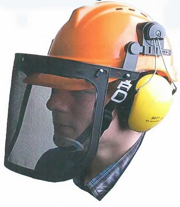 Sicherheitskopfbedeckung, sog. Forsthelm mit Visier und Gehörschutz, Foto siehe Anlage,
- Schutzhelm aus Kunststoff mit Schweißband und Regenrinne,
- mit einer Weitenregulierung zur Anpassung an die Kopfgröße,
- ausgestattet (am Helm befestigt) mit:
- - einem Gittervisier aus Kunststoff,
- - einem Gehörschutz aus Kunststoff.

"Sicherheitskopfbedeckung, ausgestattet, aus Kunststoff"