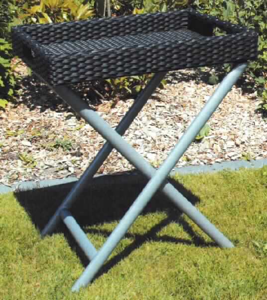 "Tablett auf Ständer"; bestehend aus einem ca. 70 cm hohen, scherenartig zusammenklappbaren Untergestell aus pulverbeschichtetem Aluminium mit vier Standbeinen und einer Vorrichtung zur Aufnahme eines Tabletts und einem abnehmbaren Tablett (Abmessungen ca. 40 cm x 60 cm x 7,5 cm) mit einem Rahmen aus Aluminium und einer Bespannung aus einem Kunststoffgeflecht.
Bei der aus verschiedenen Stoffen zusammengesetzten Ware bestimmt das Aluminium insbesondere im Hinblick auf den Umfang und den Wert den Charakter der Ware.
- Materialangaben laut Antragsteller -

Abbildung siehe Anlage.

Derartige Erzeugnisse gehören als "andere Hauswirtschaftsartikel aus Aluminium" zur Codenummer 7615 1090 00 des Integrierten Zolltarifs der EG (TARIC).