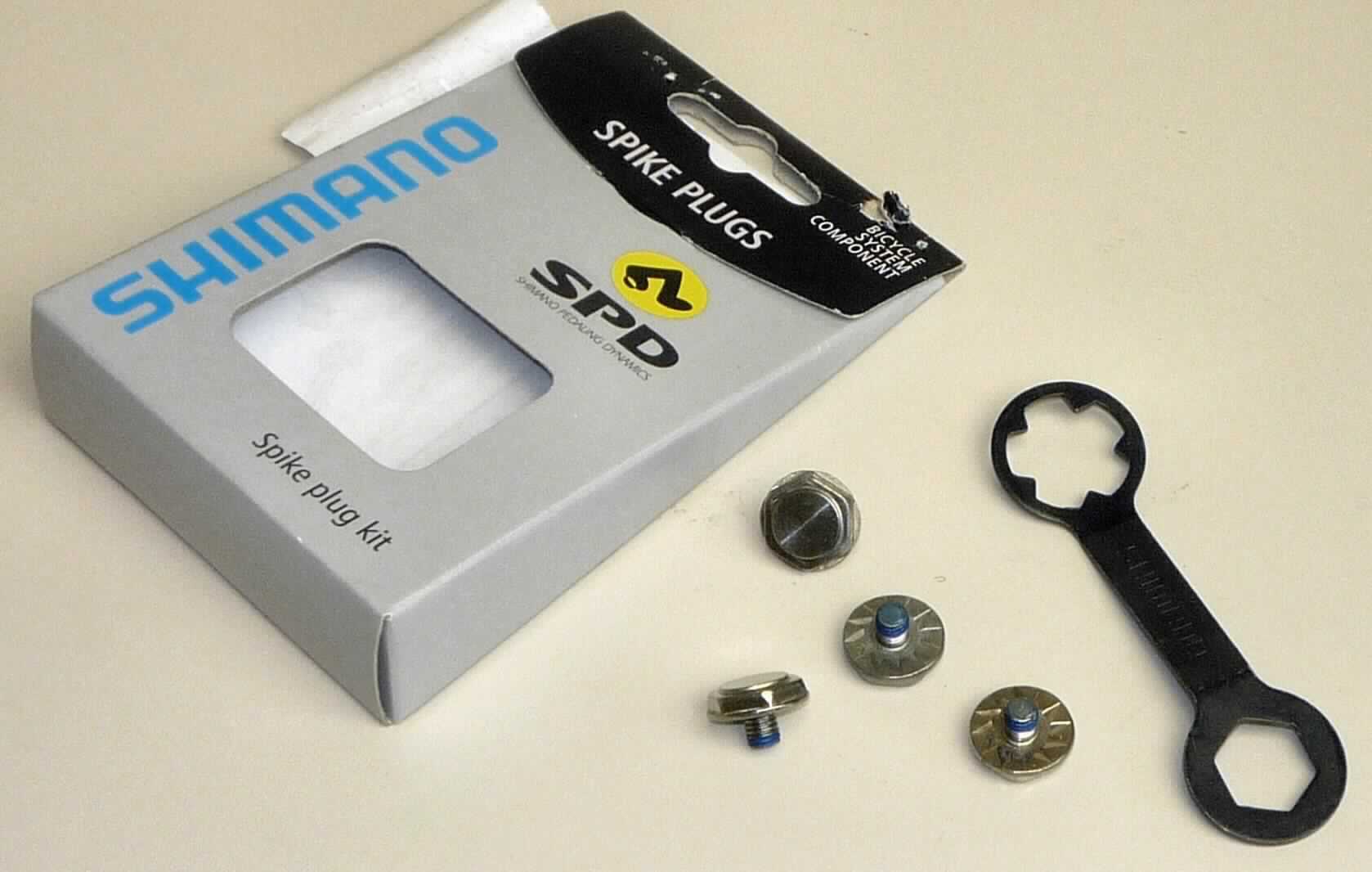 Warenzusammenstellung bestehend aus vier Stollenabdeckungen für Radsportschuhe (Schuhteile) und einem Stollenschlüssel (lt. Antrag: "Stollenabdeckung für MTB-Radschuhe, Art. E-SHM230SPIKE", Foto siehe Anlage)
- in Aufmachung für den Einzelverkauf (Pappschachtel); die Stollenabdeckungen und der Stollenschlüssel sind zur 
  Befriedigung eines speziellen Bedarfs zusammengestellt,
- Stollenabdeckungen (Schuhteile):
-- in Form von flachen, sechskantartigen, stollenähnlichen Vorrichtungen aus unedlen Metallen,
-- mit eingesetzten Schraubgewinden,
-- zum Anbringen an Radsportschuhen bestimmt,
-- nicht handgearbeitet,
- Stollenschlüssel:
-- aus unedlem Metall,
-- mit einer Gesamtlänge von ca. 8,5 cm,
-- an beiden Enden jeweils zu einem Ring ausgeformt (an einem Ende mit einem Innensechskant-Profil 
   (Lochweite ca. 1,3 cm) und an dem anderen Ende mit einem sternförmigen Profil (Lochweite: ca. 1,8 cm) 
   ausgestattet),
-- zum Wechseln von Stollen oder stollenähnlichen Vorrichtungen von Radsportschuhen,
- die Stollenabdeckungen (Schuhteile) bestimmen insbesondere im Hinblick auf die Verwendung sowie den Wert 
  den Charakter der Warenzusammenstellung

"Schuhteile, andere als in den Unterpositionen 6406 1010 10 bis 6406 9090 20 genannt"