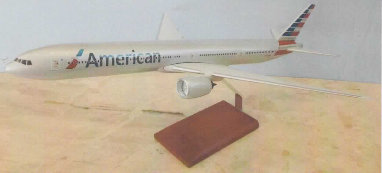 Das noch nicht zusammengebaute, lediglich durch Fotos und kurzer Textbeschreibung 
veranschaulichte Modell eines Flugzeugs des Typs Boeing 777 im Maßstab 1:100 (lt. Angaben 
des Antragstellers) besteht augenscheinlich aus Kunststoff sowie (nach Antragsangaben) 
auch aus Holz und unedlen Metallen. Das Modell besteht aus den Einzelteilen: Flugzeug-
rumpf mit Heckflosse, zwei Tragflügeln mit jeweils einem Triebwerk, zwei Seitenflossen 
und einem Sockel, auf dem das Flugzeug aufgestellt werden kann.
Das silberfarben gehaltene Flugzeug ist auf dem Rumpf mit der Bezeichnung "American" und 
auf der Heckflosse mit den entsprechenden Farben versehen. Das Modell ist gemäß der 
Fotos in einem Pappkarton verpackt.
Die Ware ist als "maßstabgetreu verkleinertes Modell zum Zusammenbauen" einzureihen.