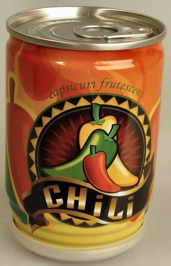 Nach den Angaben der Antragstellerin und der vorgelegten Warenprobe handelt es sich um eine Warenzusammenstellung in Aufmachung für den Einzelverkauf, sog. "Chili aus der Dose". 

Die Ware besteht aus einer bedruckten Blechdose (Höhe ca. 9,2 cm; Durchmesser ca. 6,4 cm) mit einem Deckel mit Lasche und einer trinkdosenähnlichen Einwegöffnung am Dosenboden, einer Pflanzanleitung, einem Kunststoffdeckel als Untersetzer, granuliertem Füllmaterial sowie Samen der Chilifrucht (lt. Dosenaufdruck Capsicum frutescens), die sich im Pflanzgranulat befinden. Für eine zweite Aufzucht sind in einer kleinen Kunststofftüte acht weitere, gelbliche Chilisamen beigefügt.

Nach dem Öffnen des Deckels soll die Dose bewässert werden, wobei die Öffnung am Dosenboden als Abfluss dient. Durch regelmäßiges Gießen und Lichteinfall sollen die Samen keimen und die Pflanze wachsen.

In Hinblick auf die Verwendung (Pflanzenaufzucht) bestimmen die Chilisamen den Charakter der Warenzusammenstellung.

Zolltarifrechtlich handelt es sich um "Samen von Gemüsen, zur Aussaat, Samen vom Capsicum frutescens".