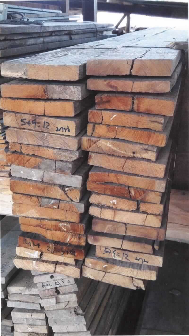"Teakholz, gebraucht"
- Bretter aus Teakholz (lt. Antrag), in der Längsrichtung gesägt, mit einer Dicke von ca. 30-32 mm,
  mit einer Breite von ca. 15-20 cm und einer Länge von ca. 4 m,
- nicht gehobelt, geschliffen oder an den Enden verbunden,
- unbehandelt (keine Lacke, keine Imprägnierungen etc.), 
- gebraucht und gereinigt.
(Abbildung siehe Anlage)

"Holz, in der Längsrichtung gesägt, mit einer Dicke von mehr als 6 mm, aus tropischem Holz, 
 Teakholz, nicht an den Enden verbunden, nicht gehobelt, nicht geschliffen"