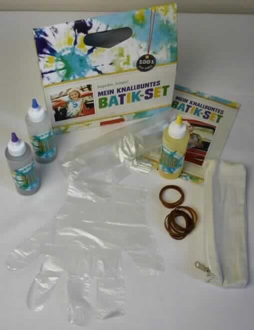 Angaben: 
Batik Set für Kinder. Das Set dient zum Stofffärben mittels Batik-(Abbinde)-Technik, beginnend mit dem im Set vorhandenen Mäppchen und weiterführend mit nicht im Set vorhandenen Textilien (z.B. T-Shirts, Halstücher, Bettwäsche).

Warenbeschreibung: 
Warenzusammenstellung in Aufmachung für den Einzelverkauf bestehend aus einerm Stoffmäppchen, 10 Gummibändern, 3 Paar Einweghandschuhen aus Kunststoff, 3 Kunststoffflaschen (befüllt mit wenig blauem, gelbem und violetten Pulver, geeignet zum Auffüllen mit Wasser) und einer Gebrauchsanweisung, gemeinsam umverpackt in einer buntbedruckten Kartonverpackung mit Griffaussparung.

Befund: Färbemittel, in Formen oder Packungen für den Einzelverkauf
Bei der vorliegenden Ware handelt es sich um eine für den Einzelverkauf aufgemachte Warenzusammenstellung im Sinne der AV 3b), die zur Befriedigung eines gemeinsamen Bedarfs dient. Im Hinblick auf die Bedeutung des Verwendungszwecks der Ware und des Wertes, sind die Färbemittel, in Formen oder Packungen für den Einzelverkauf, charakterbestimmend.