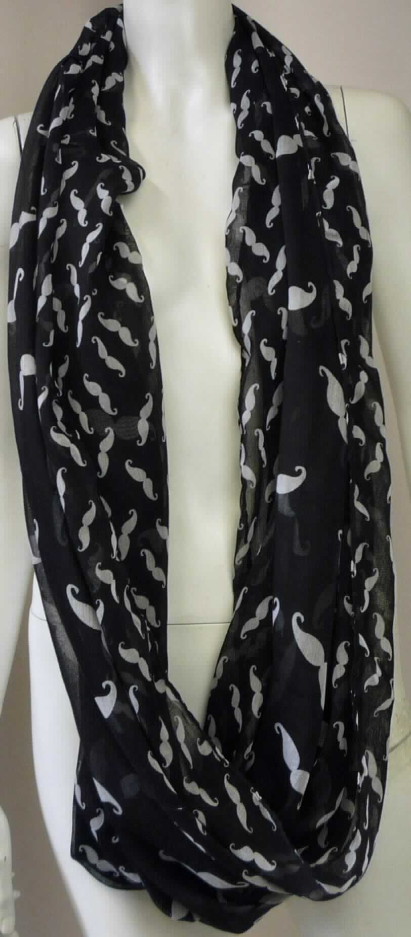 Schalähnliche Ware, sog. Rundschal, schwarz-weiß, Foto siehe Anlage,
- aus ca. 0,3 mm dicken, bedruckten Geweben aus laut Antrag 100 % Polyester (synthetische Chemiefasern),
- flachliegend in den Abmessungen: ca. 110 cm x 87 cm,
- an den Längsseiten durch Umschlagen und Festnähen gesäumt, 
- durch Zusammennähen der Schmalseiten schlauchförmig gearbeitet (dadurch konfektioniert), 
- laut Antrag nicht handgearbeitet,
- wird in der Art eines Schals um den Hals getragen.

"Schalähnliche Ware, aus Geweben, aus synthetischen Chemiefasern, nicht handgearbeitet"