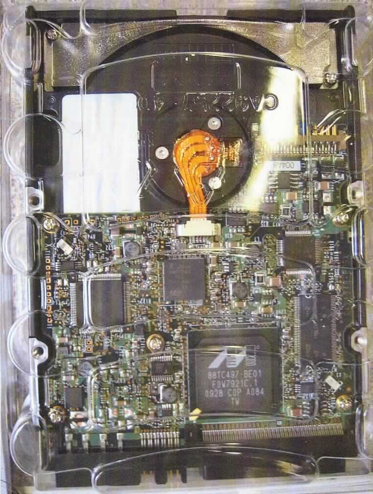 Festplattenlaufwerk (HDD), im Wesentlichen bestehend aus Magnetplatte und magnetischen Schreib-/Leseköpfen mit einer Speicherkapazität von 73 GB in einem 3,5 '' Einbaurahmen mit SCSI-Schnittstelle. Das Laufwerk dient zur kontrollierten Datenaufzeichnung und -wiedergabe nach Einbau in die digitale Verarbeitungseinheit einer automatischen Datenverarbeitungsmaschine.
Es ist von der in einem automatischen Datenverarbeitungssystem verwendeten Art, an die Zentraleinheit anschließbar und in der Lage, Daten in einer vom System verwendbaren Form zu empfangen und zu liefern.

Die Ware wird als "Festplattenspeichereinheit" eingereiht.

Anlage: 1 Abbildung