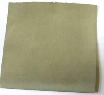Gewebe (lt. Antrag: "Polyester Band", siehe Foto)
- als Meterware,
- (lt. Datenblatt) mit einer Breite von 104 cm,
- aus ungezwirnten, nicht hochfesten Garnen aus nicht texturierten, synthetischen
  Filamenten (lt. Antrag: 100 GHT Polyester),
- in Leinwandbindung,
- farbig appretiert (= gefärbt),
- mit Metall bedampft, das Bedampfen ist mit dem bloßen Auge nicht wahrnehmbar