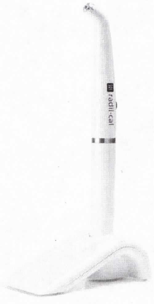 "radii-cal", kabelloses Lichtpolymerisationsgerät mit LED-Technologie, bestehend aus
- der LED-Härtelampe als einem stabförmigen Handstück mit den Abmessungen 22 mm x 243 mm (Durchmesser x Länge),
- mit einer Lichtleistung von 1.200 mW/cm²,
- und einer durchschnittlichen Wellenlänge von 460 nm bei einem Wellenlängenbereich von 440-480 nm,
- mit eingebautem Lithium-Ion-Akku,
- zur Verwendung für eine Aushärtung von lichtempfindlichen Dentalmaterialien bei zahnärztlichen Therapien im Mund des Patienten.

Die LED-Härtelampe wird geliefert in einer für den Einzelverkauf aufgemachten Warenzusammenstellung mit
- einer Ladestation
- einem Netzteil (Eingangsspannung 90-264 V; Ausgangsspannung 12 V DC)
- 3 x Ersatz-Linsenschutz.

Die Warenzusammenstellung ist als "zahnärztliches Gerät, nicht erfasst von den Unterpositionen (KN) 9018 1100 bis 9018 4910" einzureihen.