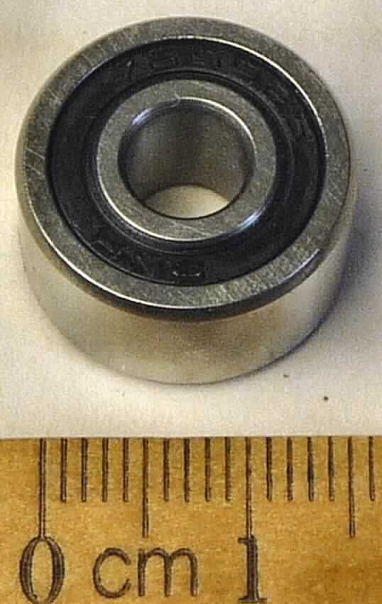 zweireihiges Schrägkugellager 
- in Form eines Kugellagers aus Wälzlagerstahl mit einem Außenring und einem Innenring, jeweils mit zwei Kugel-Führungsbahnen, dazwischen umlaufenden Kugeln (Wälzkörper), Käfigen und Dichtscheiben,
- mit einem größten äußeren Durchmesser von 17 mm, einem inneren Durchmesser von 6 mm und einer Breite von 9 mm.

"Wälzlager - Kugellager mit einem größten äußeren Durchmesser von weniger als 30 mm (sog. zweireihiges Schrägkugellager)"