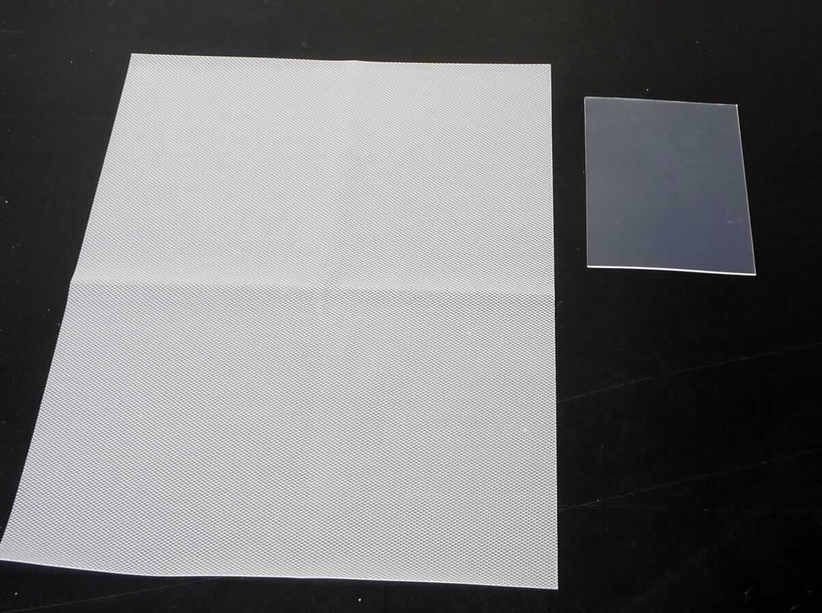 Angaben des Antragstellers:
Mit Polyestergewirke verstärkte Folie aus Silikonkunststoff

Untersuchungsergebnisse an einem Warenmuster:
In einer Verkaufsverpackung befinden sich 2 einzeln verpackte transparente Folienabschnitte einer gummiartigen Folie mit den Abmessungen 20,4 x 15,5 x 0,037 cm. In die Folie ist ein weißes Polyestergewirke eingebettet.

Befund:
Es liegt eine verstärkte Kunststofffolie aus Silikonkunststoff im Sinne der Unterposition 3921 9055 vor.