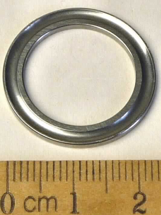 Stahlring
- aus einem ringförmigen Stahlkörper mit einer speziell zur Aufnahme von Kugeln bestimmten inneren Laufbahn, mit einem Außendurchmesser von 25 mm, einem Innendurchmesser von 18,05 mm und einer Dicke von 1,5 mm,
- zur Verwendung als Laufring eines Axial-Rillenkugellagers.

Das Erzeugnis ist als "Teil, erkennbar ausschließlich für Kugellager bestimmt, Außenring - sog. Stahlring" einzureihen.