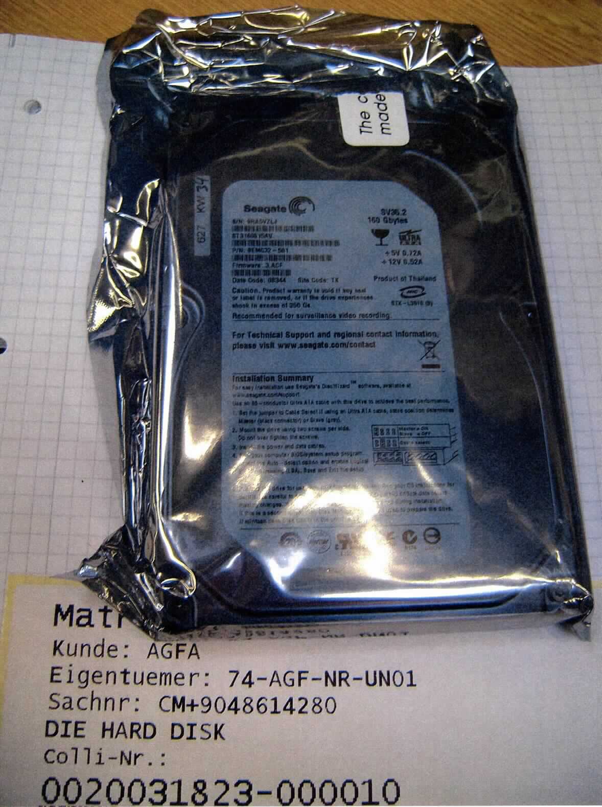 Festplattenlaufwerk (HDD), im Wesentlichen bestehend aus Magnetplatte und magnetischen Schreib-/Leseköpfen mit einer Speicherkapazität von 40 GB bis 2 TB in einem 3,5 '' Einbaurahmen mit SATA- oder EIDE-Schnittstelle. Das Laufwerk dient zur kontrollierten Datenaufzeichnung und -wiedergabe nach Einbau in die digitale Verarbeitungseinheit einer automatischen Datenverarbeitungsmaschine.
Es ist von der in einem automatischen Datenverarbeitungssystem verwendeten Art, an die Zentraleinheit anschließbar und in der Lage, Daten in einer vom System verwendbaren Form zu empfangen und zu liefern.

Die Ware wird als "Festplattenspeichereinheit" eingereiht.

Anlage: 1 Abbildung