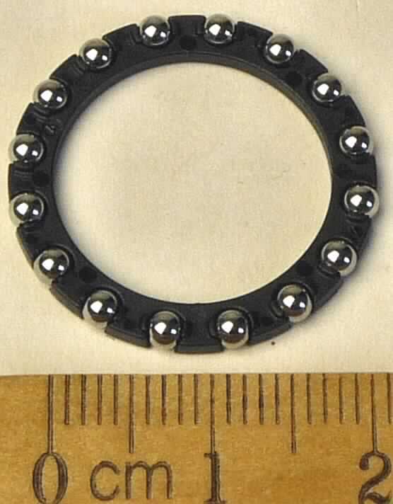 Axialkugelkranz
- aus einem ringförmigen Körper aus Polyamid mit 16 Aussparungen für Kugellagerkugeln und 16 dazugehörigen Kugeln aus Wälzlagerstahl, mit einem Außendurchmesser von 25 mm, einem Innendurchmesser von 18,15 mm und einer Dicke von 2,5 mm,
- zur Verwendung als Käfig mit Kugeln eines Axial-Rillenkugellagers.

Das Erzeugnis ist als "Teil, erkennbar ausschließlich für Kugellager bestimmt, Käfig" einzureihen.