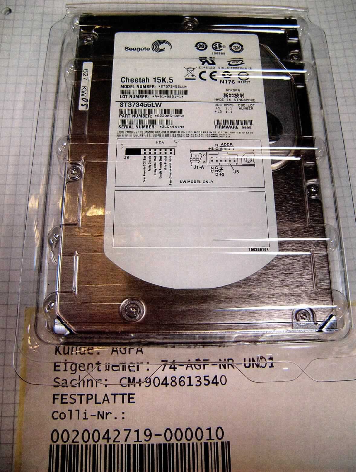 Festplattenlaufwerk (HDD), im Wesentlichen bestehend aus Magnetplatte und magnetischen Schreib-/Leseköpfen mit einer Speicherkapazität von 18 GB bis 2 TB in einem 3,5 '' Einbaurahmen mit 68-poliger SCSI-Schnittstelle. Das Laufwerk dient zur kontrollierten Datenaufzeichnung und -wiedergabe nach Einbau in die digitale Verarbeitungseinheit einer automatischen Datenverarbeitungsmaschine.
Es ist von der in einem automatischen Datenverarbeitungssystem verwendeten Art, an die Zentraleinheit anschließbar und in der Lage, Daten in einer vom System verwendbaren Form zu empfangen und zu liefern.

Die Ware wird als "Festplattenspeichereinheit" eingereiht.

Anlage: 1 Abbildung
