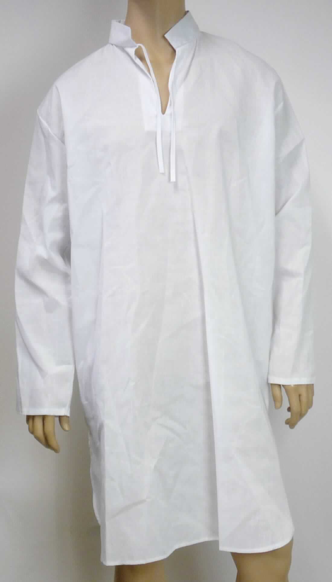 Kleid, sog. Nachthemd weiß, Art. 93099, Größe 54, Foto siehe Anlage,
- aus ca. 0,2 mm dicken, einfarbigen Geweben aus laut Antrag 100 % Polyester (synthetische Chemiefasern),
- über die Knie reichend (Rückenlänge: ca. 108 cm),
- mit einem Umlegekragen,
- ohne Öffnung und ohne Verschluss, vorn mit einer V-förmigen Einkerbung mit Bindebändern versehen,
- mit langen Ärmeln,
- am unteren, abgerundeten Rand durch Umschlagen und Festnähen gesäumt; seitlich mit ca. 23 cm 
  hochreichenden Seitenschlitzen ausgestattet,
- kann nach seinen objektiven Merkmalen unterschiedslos im Bett oder an anderen Orten getragen werden und ist 
  daher nicht dazu bestimmt, ausschließlich oder im Wesentlichen als Nachtkleidung im Bett getragen zu werden,
  somit keine Ware der Position 6208,
- kann ohne ein weiteres, den Unterkörper bedeckendes Kleidungsstück getragen werden.

"Kleid, aus Geweben, für Frauen, aus synthetischen Chemiefasern"