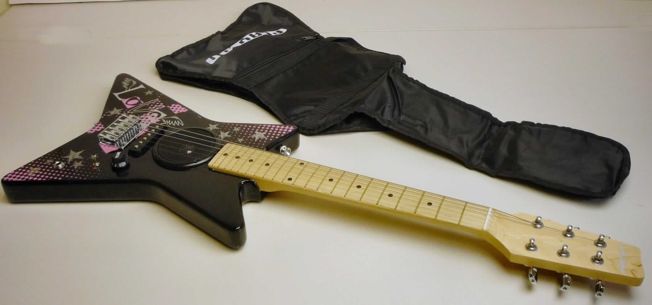Bei der sog. Play On 30-E-Gitarre handelt es sich um eine Warenzusammenstellung in Aufmachung für den Einzelverkauf, bestehend aus:
- einer elektrischen, batteriebetriebenen Gitarre (charakterbestimmend nach Wert und in Bezug auf die Verwendung),
-- mit einer Gesamthöhe von ca. 76 cm und einem X-förmigen Korpus,
-- mit Ein-/Ausschalter, Lautstärkeregler, Lautsprecher, integriertem Leistungsverstärker und Anschlussmöglichkeit für externe Verstärker,
- 3 Plektren zum Anschlagen bzw. Zupfen der Gitarre,
- einem längenverstellbaren Schultergurt für das bequeme Spielen im Stehen,
- einer passgenauen Tragetasche für den Transport der Gitarre.

Das Erzeugnis stellt sich als funktionsfähige Gitarre dar, die hinsichtlich ihrer Größe auf die Körpergröße von Kindern abgestimmt ist und dem Musizieren dient.

Die in einem bunt bedruckten Pappkarton verpackte Ware ist als "anderes Musikinstrument, bei dem der Ton elektrisch erzeugt wird, Gitarre" einzureihen.

Anlage: 1 Abbildung
