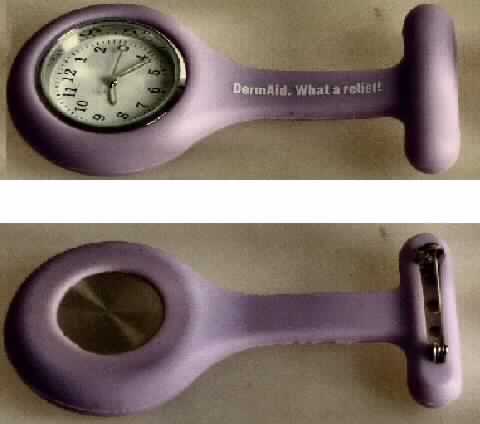 Sog. Schwesternuhr in Form einer zusammengesetzten Ware, bestehend aus:
- einer runden Uhr (charakterbestimmend im Hinblick auf die Verwendung) in einem Metallgehäuse (Durchmesser
  3,3 cm) und
- einem Anhänger (L = 8,5 cm) aus einem kautschukartikem, dehnbaren Material mit einer runden Aussparung zur
  Aufnahme der Uhr sowie einer Sicherheitsnadel zum Befestigen an der Kleidung.
Die elektrisch (mit Batterie) betriebene Uhr verfügt über einen Schwingquarz und besitzt eine mechanische Anzeige mit Stunden-, Minuten- und Sekundenzeiger mit phosphorosierender Beschichtung. Die Uhrzeit wird über eine seitlich angebrachte Krone eingestellt. Sie ist in der Aussparung des Anhängers eingesetzt.

Die beschriebene Ware ist als "andere als in der Position 9101 erfasste, den Taschenuhren ähnliche Uhr, elektrisch betrieben" einzureihen.
