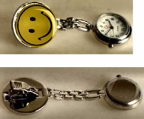 Sog. Schwesternuhr in Form einer zusammengesetzten Ware, bestehend aus:
- einer runden Uhr (charakterbestimmend im Hinblick auf die Verwendung) in einem Metallgehäuse (Durchmesser
  2,5 cm) und
- einem runden Klipp (Durchmesser: 3 cm) aus Metall mit einem Smiley-Motiv aus Kunststoff auf der Vorderseite
  mit einer Kette (L = 4 cm).
Die elektrisch (mit Batterie) betriebene Uhr verfügt über einen Schwingquarz und besitzt eine mechanische Anzeige mit Stunden-, Minuten- und Sekundenzeiger. Die Uhrzeit wird über eine seitlich angebrachte Krone eingestellt. Sie hängt an der Kette und wird mittels des Klipps an der Kleidung getragen.

Die beschriebene Ware ist als "andere als in der Position 9101 erfasste, den Taschenuhren ähnliche Uhr, elektrisch betrieben" einzureihen.