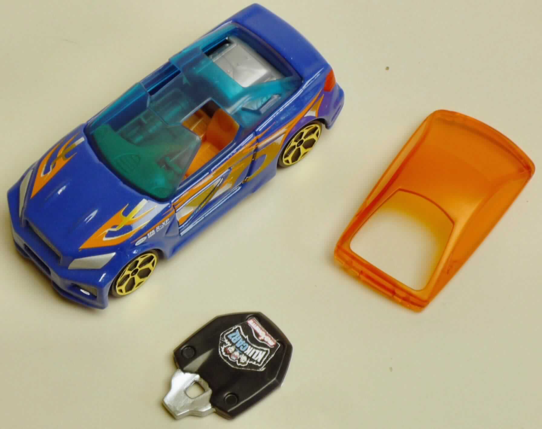 Es handelt sich um eine Warenzusammenstellung in Aufmachung für den Einzelverkauf,
bestehend aus
- einem Miniatur-Automodell mit den Abmessungen von ca. 7,5 x 3 x 2,5 cm (L x B x H) aus
  charakterbestimmenden unedlen Metallen (lt. Angaben des Antragstellers im Gussverfahren
  hergestellt; die Reifen, der Unterboden, der Innenraum und die Dachkonstruktion bestehen
  aus Kunststoff),
- einem Ersatzdach aus Kunststoff,
- einem Miniatur-Montagewerkzeugschlüssel zum Wechseln des Daches.
Das im Gussverfahren hergestellte Miniatur-Automodell ist charakterbestimmend im Hinblick
auf die Verwendung. Die Warenzusammenstellung dient der spielerischen Unterhaltung von 
Kindern und ist auf einem bedruckten Pappkarton aufgeblistert.
Das Warenzusammenstellung ist als "anderes als zuvor von der Position 9503 erfasstes Spiel-
zeug, im Gussverfahren hergestelltes Miniaturmodell aus Metall darstellend" einzureihen.