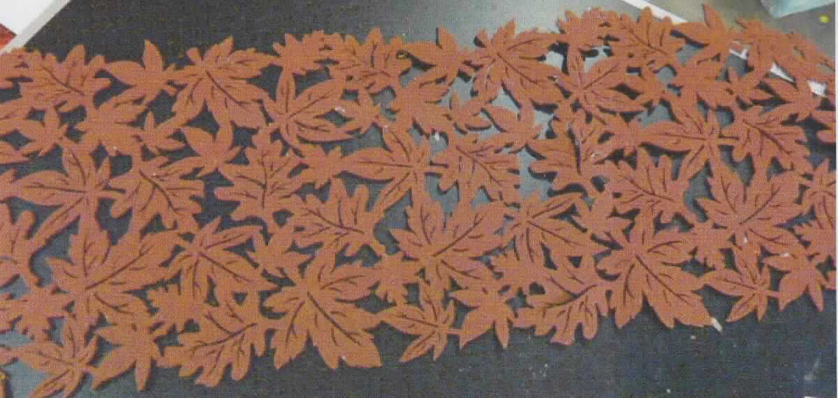 Dekoartikel Herbst-Tischläufer, Art. 225.306, Foto siehe Anlage,
- in den Abmessungen von ca. 100 cm x 30 cm und mit einer Dicke von ca. 2,8 mm,
- aus augenscheinlich Vliesstoffen (Meterware der Position 5603, damit kein Nadelfilz der Position 5602) aus lt. 
  Antrag 100 % Polyester (synthetische Chemiefasern),
- an den Ränder bogig, ansonsten reliefartig, in Form von stilisierten Blättern ausgestanzt (somit konfektioniert),
- wird aufgrund des Materials üblicherweise nicht gewaschen (somit keine Tischwäsche der Position 6302) und
  kennzeichnet sich aufgrund des Verwendungszwecks und der Ausstattung als Ware zur Innenausstattung.

"Andere Ware zur Innenausstattung (Tischläufer), aus Spinnstoffen, keine Ware der Position 9404, aus 
 Vliesstoffen, aus synthetischen Chemiefasern"