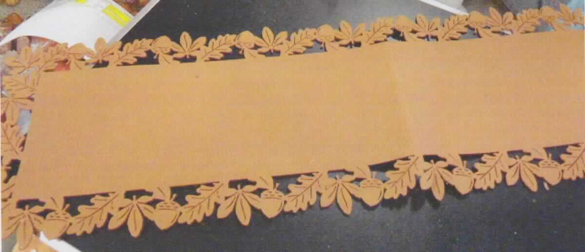 Dekoartikel Herbst-Tischläufer, Art. 225.305, Foto siehe Anlage,
- in den Abmessungen von ca. 108 cm x 30 cm und mit einer Dicke von ca. 2,8 mm,
- aus augenscheinlich Vliesstoffen (Meterware der Position 5603, damit kein Nadelfilz der Position 5602) aus lt. 
  Antrag 100 % Polyester (synthetische Chemiefasern),
- an den Ränder in Form von stilisierten Blättern ausgestanzt (somit konfektioniert),
- wird aufgrund des Materials üblicherweise nicht gewaschen (somit keine Tischwäsche der Position 6302) und
  kennzeichnet sich aufgrund des Verwendungszwecks und der Ausstattung als Ware zur Innenausstattung.

"Andere Ware zur Innenausstattung (Tischläufer), aus Spinnstoffen, keine Ware der Position 9404, aus 
 Vliesstoffen, aus synthetischen Chemiefasern"