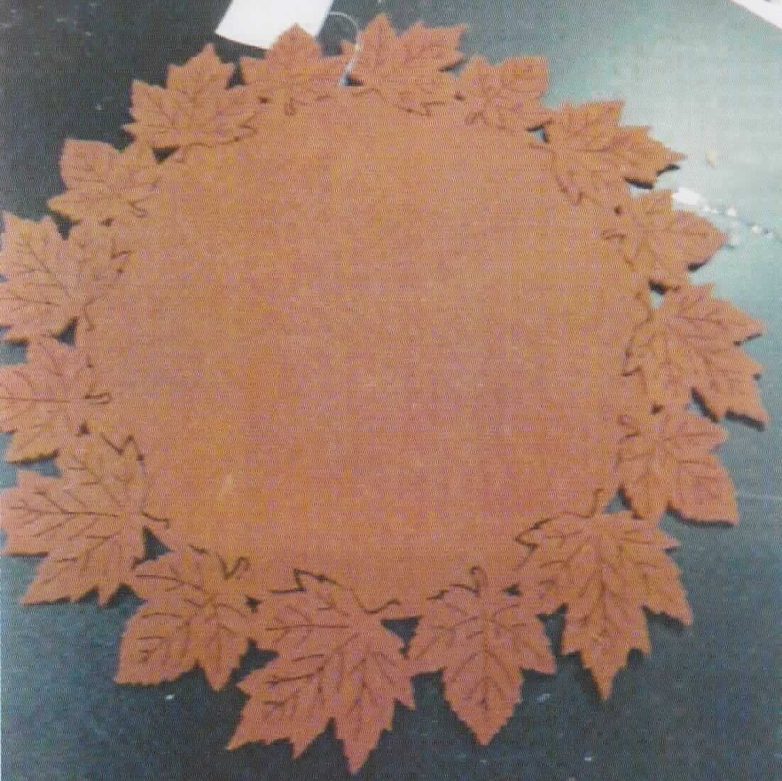 Dekoartikel Tischset, Art. 225.303, Foto siehe Anlage,
- rund; lt. Antrag mit einem Durchmesser von 30 cm und mit einer Dicke von ca. 2,8 mm,
- aus augenscheinlich Vliesstoffen (Meterware der Position 5603, damit kein Nadelfilz der Position 5602) aus lt. 
  Antrag 100 % Polyester (synthetische Chemiefasern),
- an den Ränder in Form von stilisierten Blättern ausgestanzt (somit konfektioniert),
- wird aufgrund des Materials üblicherweise nicht gewaschen (somit keine Tischwäsche der Position 6302) und
  kennzeichnet sich aufgrund des Verwendungszwecks und der Ausstattung als Ware zur Innenausstattung.

"Andere Ware zur Innenausstattung (Tischset), aus Spinnstoffen, keine Ware der Position 9404, aus 
 Vliesstoffen, aus synthetischen Chemiefasern"
