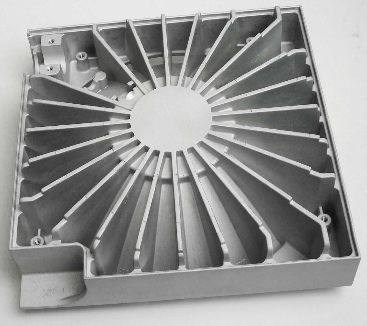 Der sog. "Kühlkörper aus Aluminium für Leuchten" besteht im Wesentlichen aus einem Radialkühlkörper aus Aluminium mit Kühllamellen (Abmessungen ca. 158,7 x 158,7 x 50 mm), der gleichzeitig als Gehäuserückwand, Reflektor und Träger des LED-Moduls einer LED-Leuchte dient. 


Der Kühlkörper ist als "Teil für einen Beleuchtungskörper aus Aluminium, nicht für Luftfahrzeuge bestimmt und nicht handgearbeitet" einzureihen.