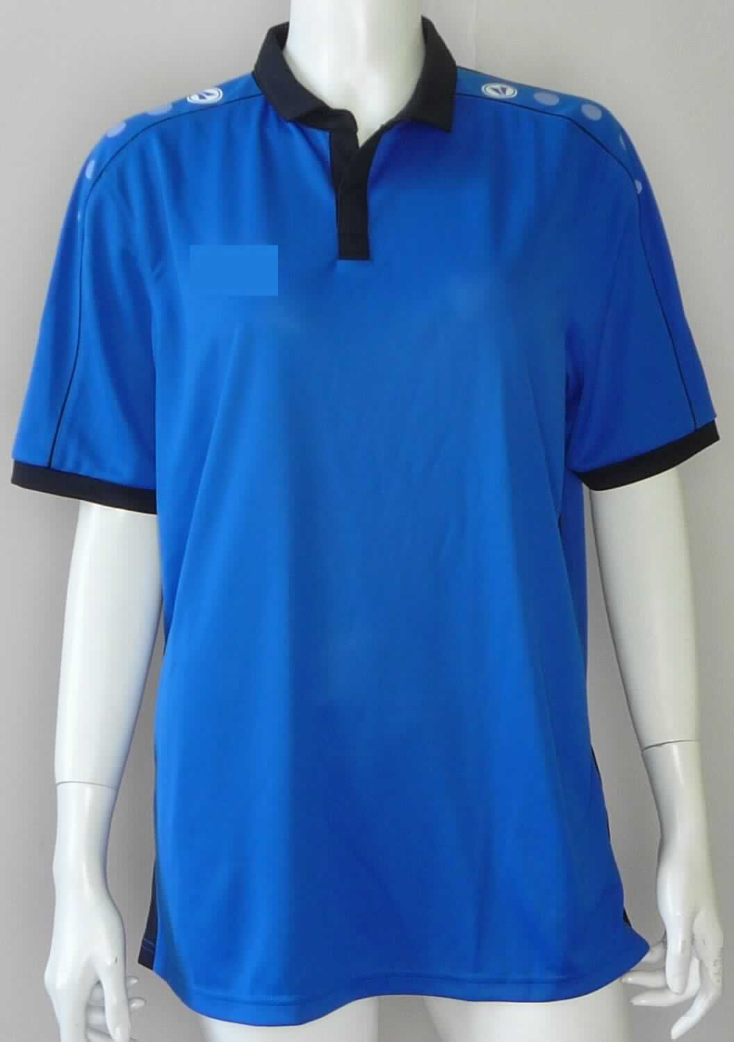 Hemd, sog. Trikot Derby, Art. 4216, Größe M, Foto siehe Anlage,
- aus verschiedenen ca. 0,5 mm dicken, einfarbigen Gewirken aus laut Antrag 100 % Polyester (synthetische 
  Chemiefasern),
- mit durchschnittlich mehr als 10 Maschen je linearen Zentimeter in jeder Richtung,
- über die Taille reichend (Rückenlänge: ca. 71 cm),
- mit einem Umlegekragen,
- vorn mit einer nicht durchgehenden Öffnung, mit einem Druckknopf von links über rechts zu schließen 
  (Männerkleidung),
- mit kurzen Ärmeln,
- mit aufgedruckten Motiven und einem Schriftzug verziert,
- am unteren Rand durch Umschlagen und Festnähen gesäumt.

"Hemd, aus Gewirken, für Männer, aus synthetischen Chemiefasern"